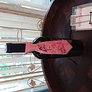 NWT Girls Night Out Bottle Tie
